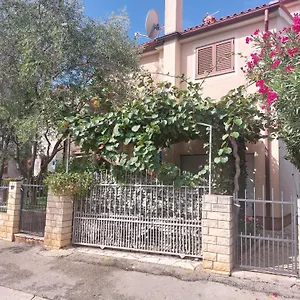 Apartman Asterix, Póla